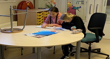 Groep 8A leest in tweetallen